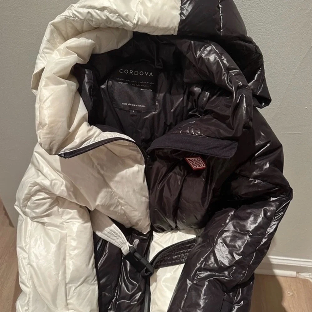 Cordova The Monterosa two-tone ski jacket in black / white, size Extra Small - Picture 5 of 5